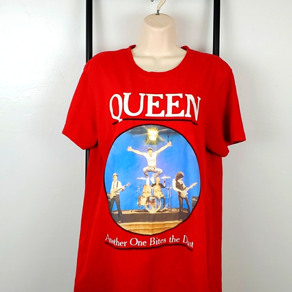Queen Another One Bites the Dust Red Graphic t-shirt cotton size L